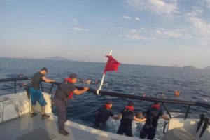 Bodrum'da g&ouml;&ccedil;menleri taşıyan tekne battı