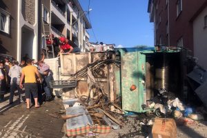 Devrilen kamyonun s&uuml;r&uuml;c&uuml;s&uuml; merdivenle kurtarıldı