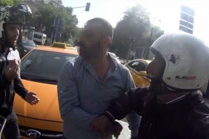 Taksici ile motosikletlinin "plaka yamuldu" kavgası