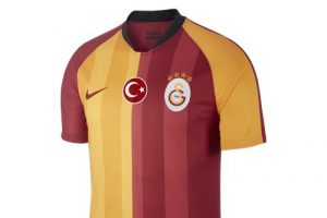 Galatasaray 2019-2020 i&ccedil; saha formasını tanıttı ve satışa &ccedil;ıkardı