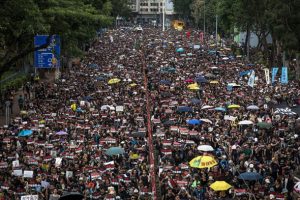 Hong Kong'da protestocular sokakları boşalttı