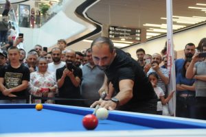Milli bilardocu Semih Saygıner'den Bursa'da nefes kesen g&ouml;steri