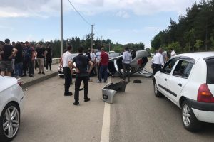Bursa'da &ouml;nce 3 ağaca &ccedil;arptı, ardından park halindeki araca