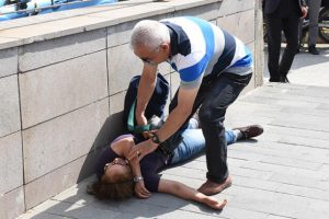 Adliyeye sevk edilen oğlunu g&ouml;r&uuml;nce dayanamadı