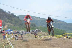 S&uuml;per endurocular sezonunun ilk kupalarını Bursa İznik'te aldı