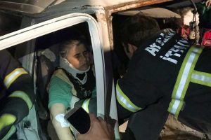 Minib&uuml;s ile iş makinesinin &ccedil;arpıştığı kazada 1 kişi &ouml;ld&uuml;