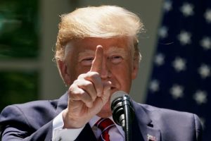 Trump r&ouml;portaj sırasında &ouml;ks&uuml;ren kişiyi dışarı attı