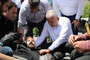 Binali Yıldırım, kaza yapan motosikletlinin yardımına koştu