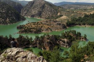 &Uuml;&ccedil; ilin sınırındaki kanyon ziyaret&ccedil;ilerini b&uuml;y&uuml;l&uuml;yor