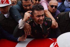 'FET&Ouml; &uuml;yeliğinden' yargılanan Yarbay Alkan beraat etti