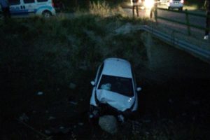 Aracıyla k&ouml;pr&uuml;den u&ccedil;tu