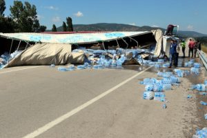 Tonlarca y&uuml;k dolu TIR devrildi!