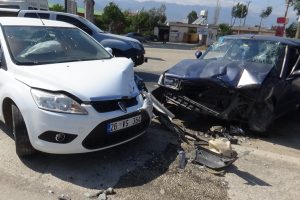İki ara&ccedil; kafa kafaya &ccedil;arpıştı!