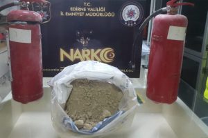 TIR'daki yangın s&ouml;nd&uuml;r&uuml;c&uuml;lerin i&ccedil;inden 11 kilo eroin &ccedil;ıktı
