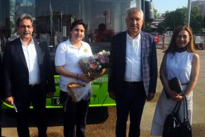 Kalp krizi ge&ccedil;iren yolcuyu hastaneye yetiştiren şof&ouml;re &ouml;d&uuml;l