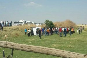 Tarım iş&ccedil;ilerini taşıyan minib&uuml;s devrildi: 16 yaralı