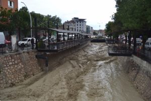 Burdur &Ccedil;ayı y&uuml;kseldi, k&ouml;pr&uuml;ler trafiğe kapandı