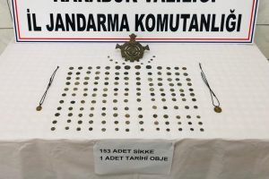 Boynundaki kolye, tarihi eser ka&ccedil;ak&ccedil;ılarını yakalattı