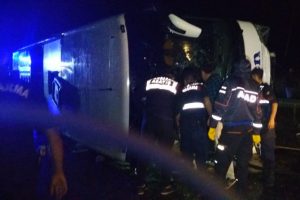 Yolcu otob&uuml;s&uuml; devrildi: 16 yaralı