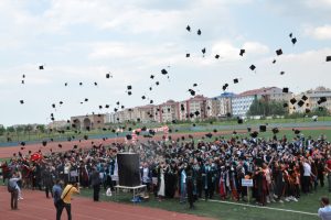 Kafkas &Uuml;niversitesi'nde mezuniyet sevinci