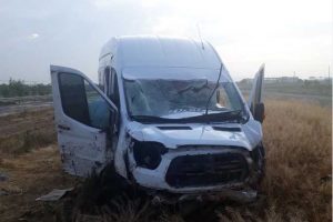 Aksaray'da minib&uuml;s devrildi: 1 &ouml;l&uuml;, 2 yaralı