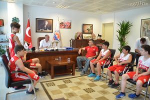 Bursalı gen&ccedil; basketbolcular kupalarını Başkan Sertaslan'a getirdi