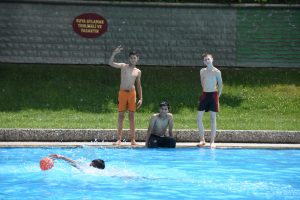 Sıcaktan bunalanlar yapay plajda serinliyor