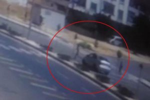 Yolun karşısına ge&ccedil;meye &ccedil;alışan 10 yaşındaki Ali'ye otomobil &ccedil;arptı