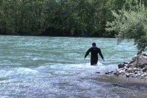 Otob&uuml;s&uuml;n bagaj kapağı &ccedil;arpınca nehre d&uuml;şm&uuml;ş!