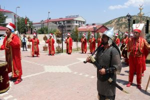 Ter&ouml;ristlere korku salan kahraman koruculardan mehter takımı