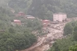 Trabzon'da taşkın: 1 &ouml;l&uuml;, 1 kayıp, 1 yaralı