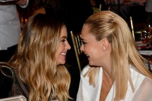 Cara Delevingne kız arkadaşı ile galaya katıldı