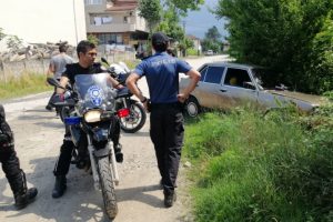 Polisten ka&ccedil;arken otomobiliyle fındık bah&ccedil;esine&nbsp;daldı