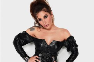 İrem Derici v&uuml;cudundaki d&ouml;vmeleri takip&ccedil;ilerine g&ouml;sterdi