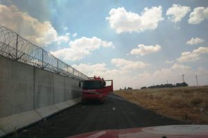 Suriye'de &ccedil;ıkan yangın T&uuml;rkiye sınırına dayandı