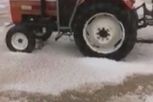 Sivas'ta dolu yağışı k&ouml;y&uuml; beyaza b&uuml;r&uuml;d&uuml;