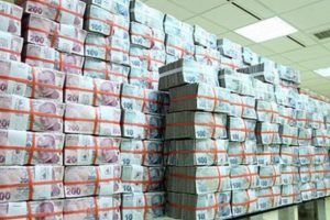 Hazine 2 milyar lira bor&ccedil;landı