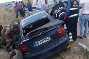 Bariyer otomobile saplandı: 1 &ouml;l&uuml;, 2 yaralı