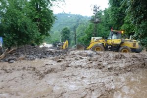 D&uuml;zce'de selde mahsur kalan 8 kişi kurtarıldı