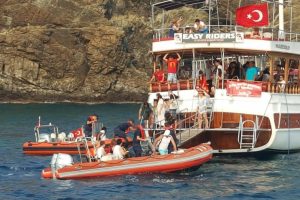 Turist dolu tur teknesi karaya oturdu