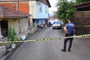Tartıştığı oğlunu bı&ccedil;aklayarak &ouml;ld&uuml;rd&uuml;