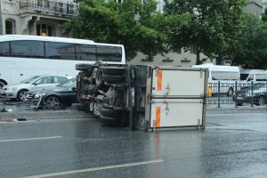 Beyoğlu'nda bariyerlere &ccedil;arpan kamyonet devrildi