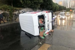 Yağış nedeniyle kontrolden &ccedil;ıkan minib&uuml;s devrildi