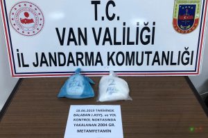 Yolcunun &uuml;zerinde 2 kilo 4 gram uyuşturucu &ccedil;ıktı