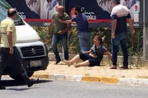 Sokak ortasında &ouml;nce darp etti sonra bı&ccedil;akladı