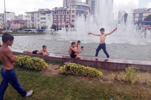 &Ccedil;ocukların s&uuml;s havuzunda tehlikeli oyunu