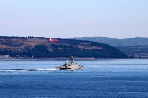Rus savaş gemisi &Ccedil;anakkale Boğazı'ndan ge&ccedil;ti
