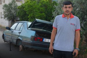 Park halindeki otomobilin d&ouml;rt lastiğini &ccedil;aldılar