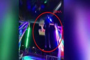 Dehşet anları! Lunaparkta emniyet kemeri koptu