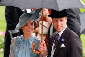 Kate Middleton ve Prens William'ın resmi konvoyu bir kadını ezdi